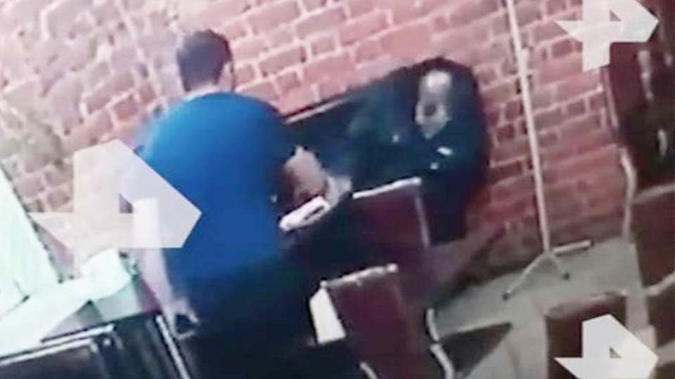 Смертельный кусок мяса: камеры сняли внезапную смерть мужчины в кафе