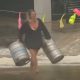 Женщина не испугалась урагана и бросилась в воду спасать пивные кеги и попала на видео