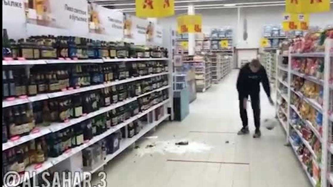 Блогер сыграл в "футбол" в супермаркете и разбил стеллажи с алкоголем