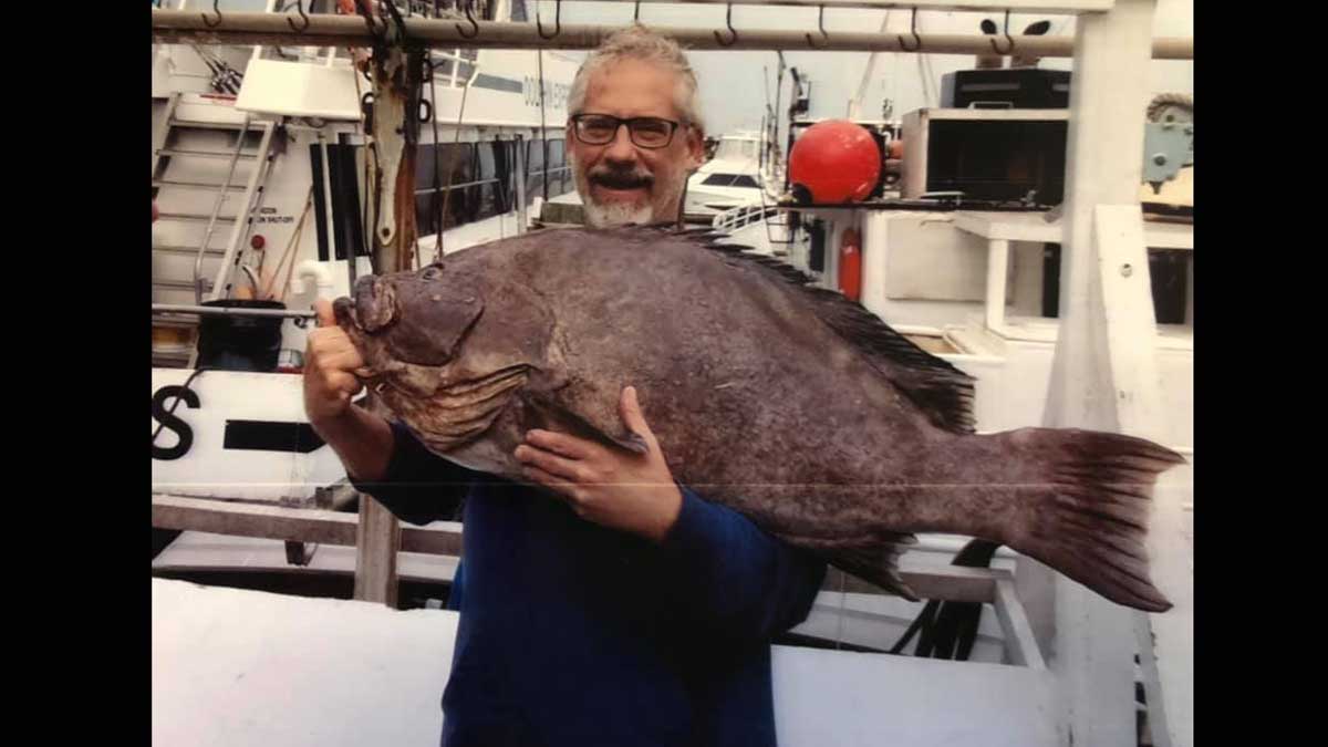 Рыболову удалось поймать самого большого в мире морского окуня