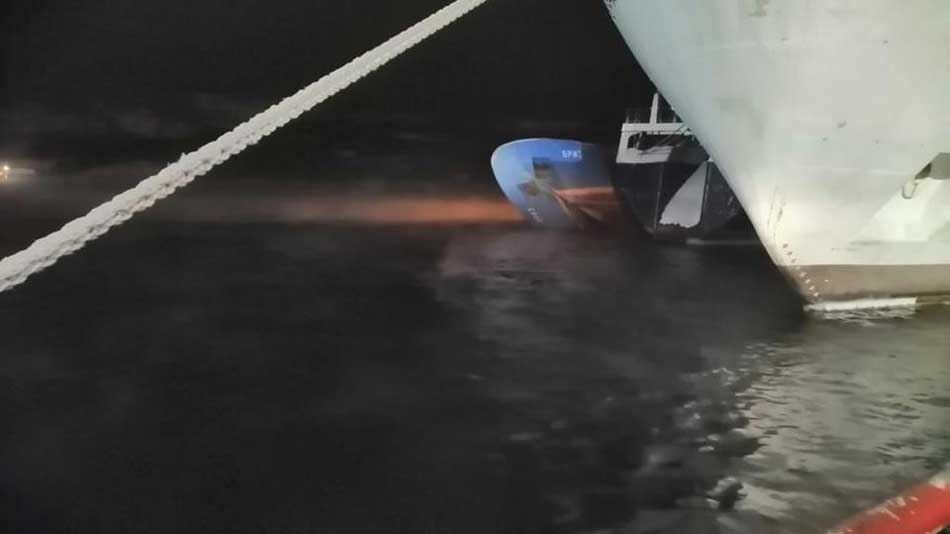 Рыболовецкое судно опрокинулось в Мурманске