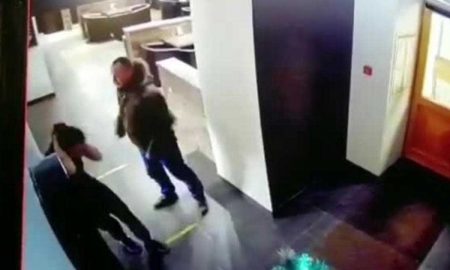 Задержан агрессивный клиент кафе избивший официантку из-за рюмки водки