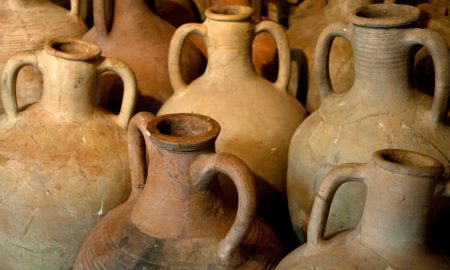 В древности амфоры использовались для хранения вина и сыпучих продуктов