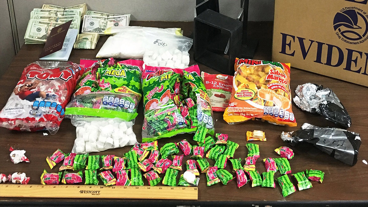 Около 7 килограммов конфет с наркотиками нашли в посылках из США