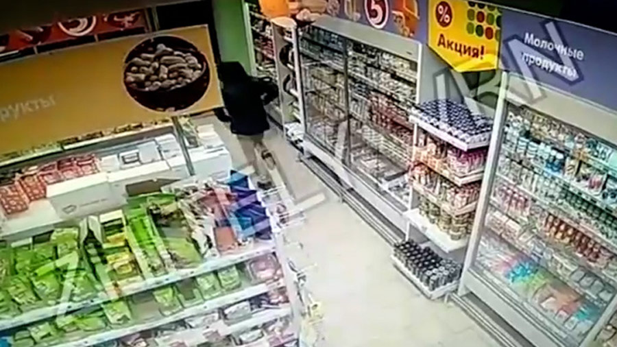 Неадекватный вор «вышел» с продуктами через окно магазина