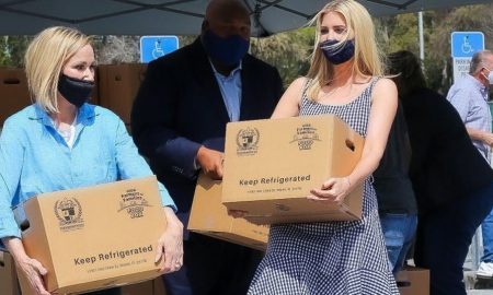 Дочь Трампа раздала американцам коробки с продуктами