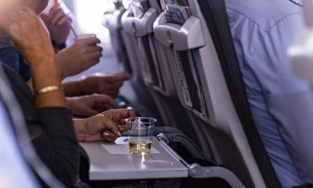 American Airlines не будут наливать алкоголь из-за агрессии пассажиров