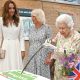 Елизавета II решила разрезать торт мечом на саммите G7