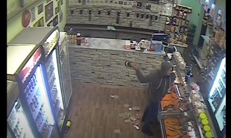 «Оскорбленный» мужчина разгромил магазин и раздавал покупателям пиво