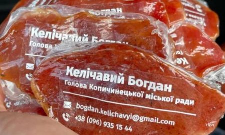 Украинский мэр сделал визитки из кусков вяленого мяса