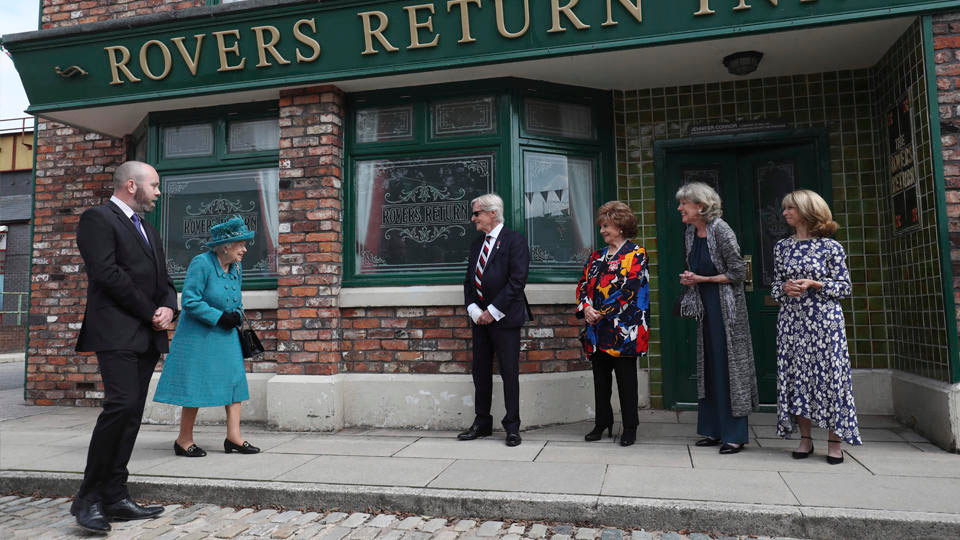 Королева Елизавета II посетила паб из сериала "Улица Коронации"