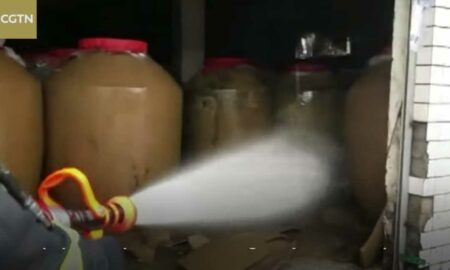 В Китае 150 тонн водки утекло со склада из-за землетрясения