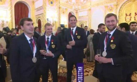 Олимпийцы в Кремле отметили триумф в Токио детским шампанским