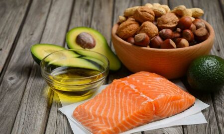 Полезные продукты с содержанием жиров: орехи, авокадо, масло, рыба