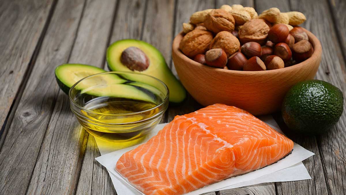Полезные продукты с содержанием жиров: орехи, авокадо, масло, рыба