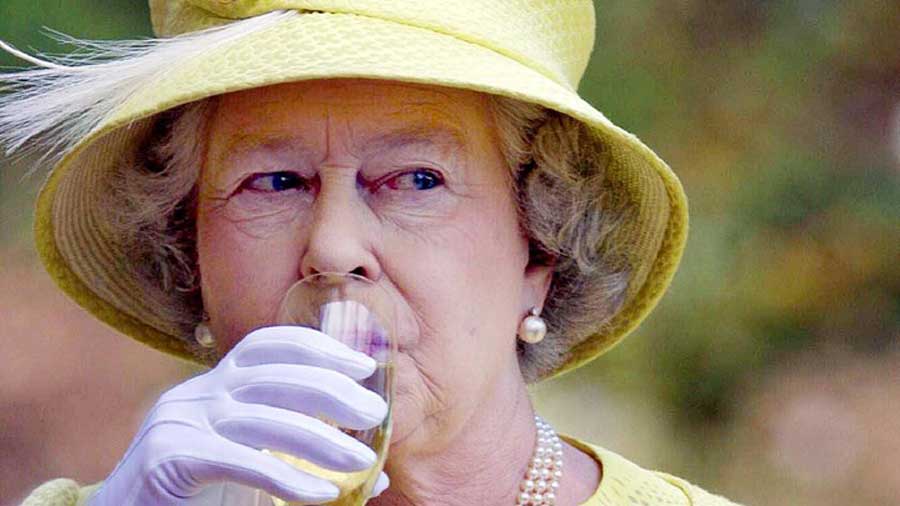 Врачи рекомендовали Елизавете II отказаться от потребления алкогольных напитков
