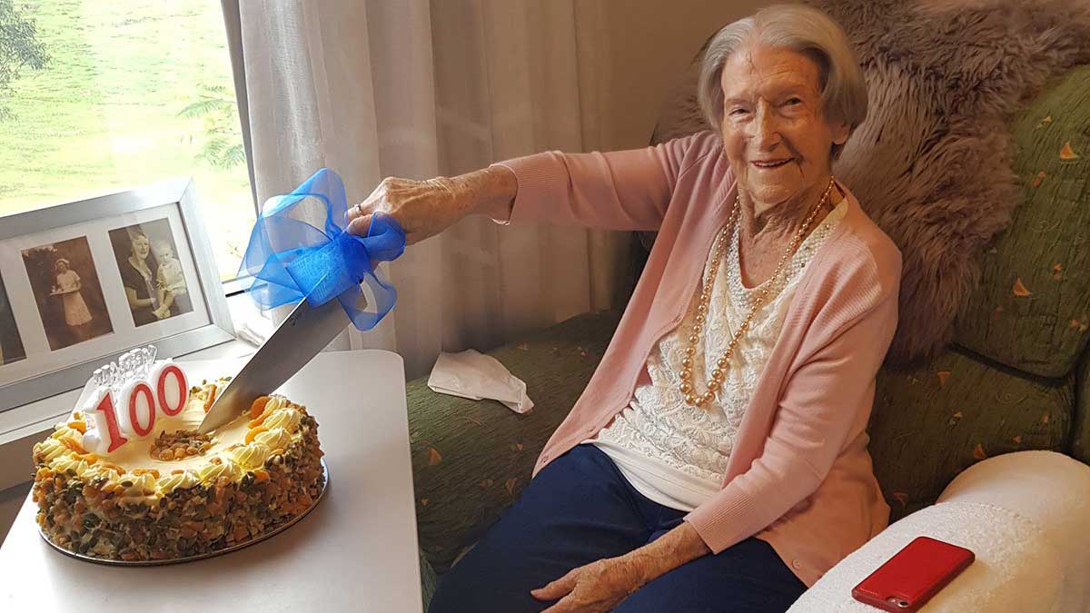 100-летняя женщина поделилась своим секретом бодрости и рассказала о правильном питании