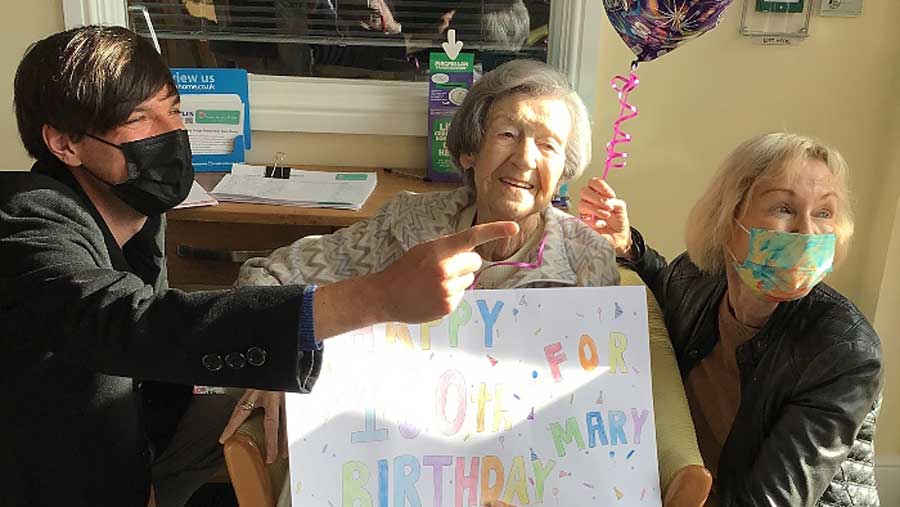 100-летняя британка уверена, что секрет ее долголетия заключается в вине