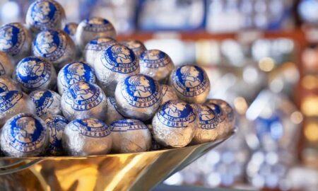 Один из крупнейших производителей известных австрийских конфет «Моцарткугель» компания Salzburg Schokolade