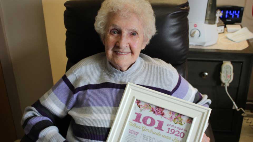 Здоровое питание, витамины, танцы и спорт: 101-летняя медсестра назвала слагаемые долгой жизни