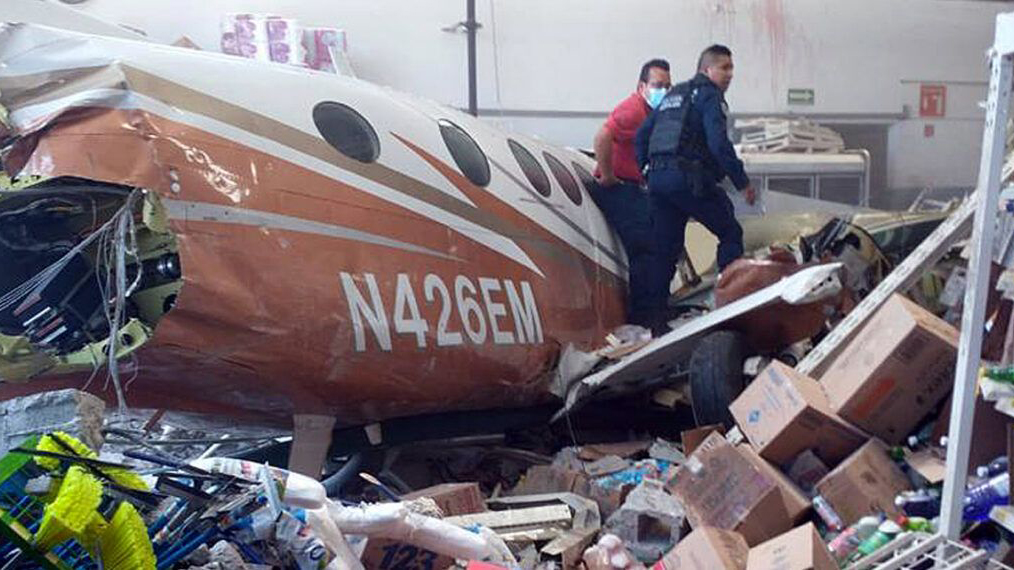 Три человека погибли при падении самолета на супермаркет в Мексике