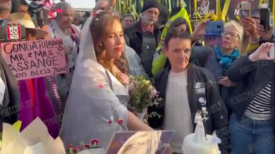 Невеста Ассанжа нарезала свадебный торт у забора тюрьмы