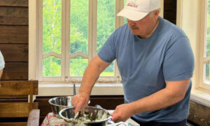 Лукашенко накормил российского космонавта своим фирменным салатом