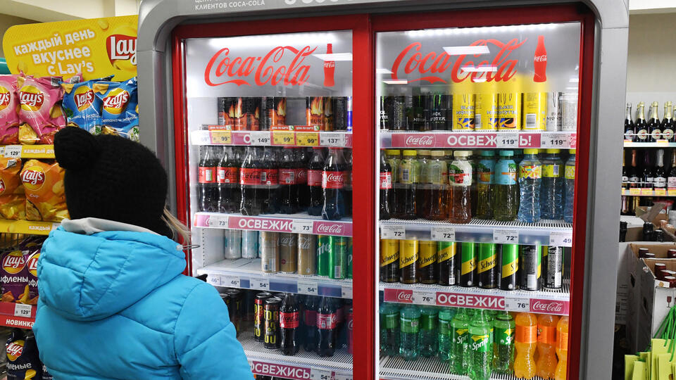 Coca-Cola и PepsiCo уберут названия брендов с холодильников в местах торговли в России