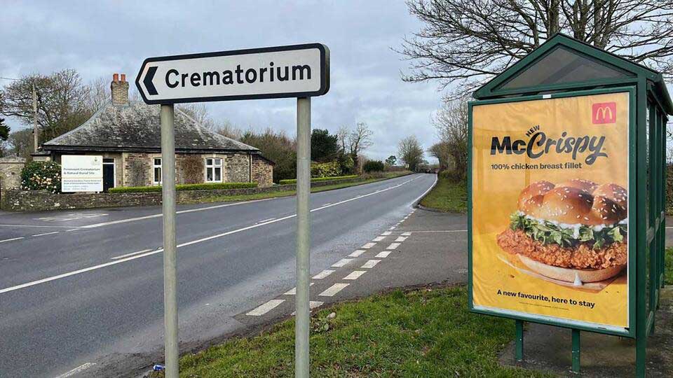 McDonald's откажется от рекламы бургеров у крематория в США