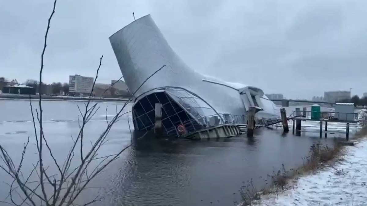 Несогласованный плавучий ресторан «Серебряный кит» решил уйти под воду