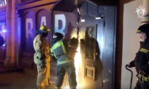 СК вскрывал двери притворившихся неработающими баров на Думской