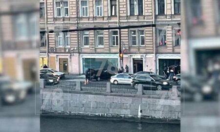 Машина влетела в витрину ресторана на набережной Фонтанки в Петербурге