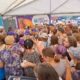 Россияне устроили давку на ярмарке в очереди за бесплатным мороженым