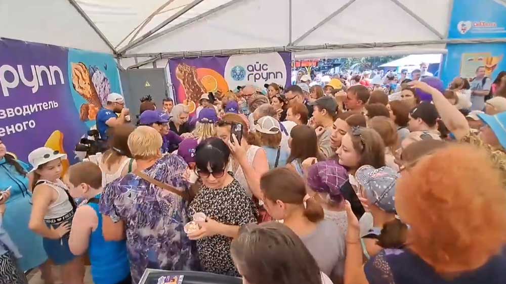 Россияне устроили давку на ярмарке в очереди за бесплатным мороженым