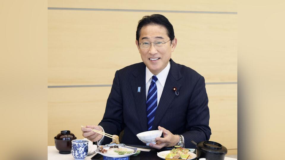 «Текстура, конечно, необычная»: Премьер Японии поел якобы «фукусимскую» рыбу