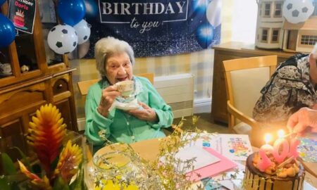 102-летняя британка любит выпить рюмочку хереса перед сном