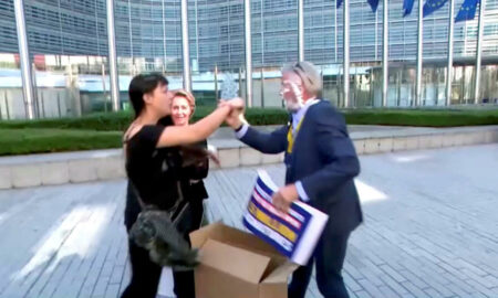 Добро пожаловать!: активисты ударили главу Ryanair пирогом в лицо в Бельгии