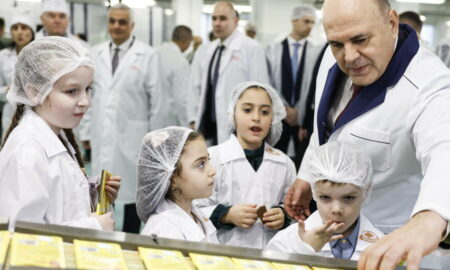 Мишустин исполнил мечту 8-летней девочки посетить шоколадную фабрику